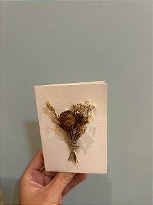 Cartão de flores desidratadas