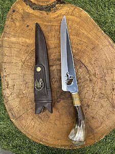 Faca Churrasco Profissional em Aço Carbono Com Bainha Em Couro - Lâmina com Cavalo e Cabo de Chifre.