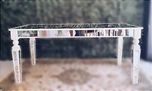 Mesa branca com espelho