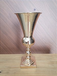 taça de metal dourado