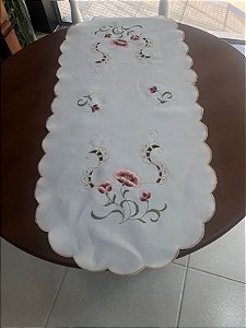 trilho de mesa bordado fundo branco