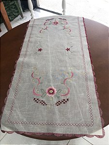 trilho de mesa bordado fundo pérola