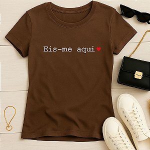 Baby Look Feminina Cristã Marrom Eis-me Aqui
