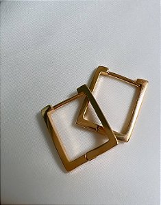 Brinco Quadrado Liso Folheado a Ouro 18K