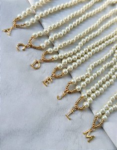 Colar de Letra com Corrente de Perolas Folheado a Ouro 18K