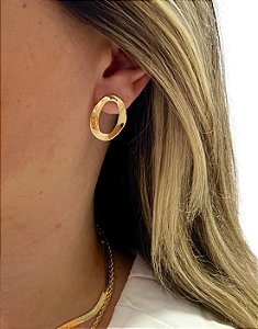 Brinco Martelado Orgânico Folheado a Ouro 18K