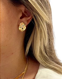 Brinco Martelado Orgânico Com Pedra de Zircônia Folheado a Ouro 18K