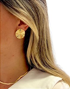 Brinco Martelado Orgânico Redondo Folheado a Ouro 18K