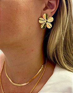 Brinco Martelado Orgânico Flor Folheado a Ouro 18K