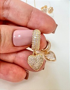 Argola Com Pingente de Coração Cravejada de Zircônia Folheada a Ouro 18K