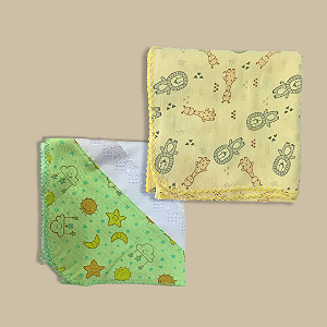 1 Cueiro flanelado Com Aplique + 1 Cueiro Estampado Flanelado com acabamento em crochê Neutro