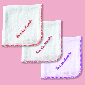 Fraldinha de boca 33x33 cm bordada Frase "Sou da mamãe" - Feminino