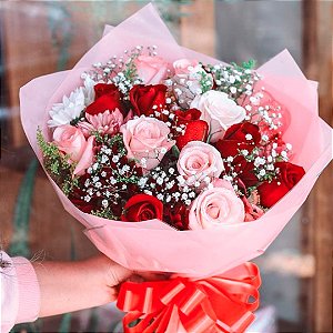 BUQUÊ COM ROSAS ROSADAS E VERMELHAS NACIONAIS