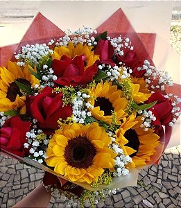 BUQUÊ SINTÔNIA COM ROSAS VERMELHAS E GIRASSOIS