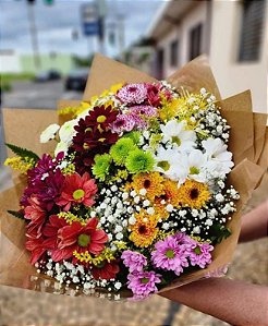 BUQUÊ TROPICAL DE FLORES DO CAMPO