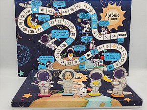 Jogo de tabuleiro com caixinha de papel - astronauta