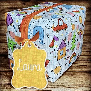 Necessaire Box em tecido, com etiqueta bordada.