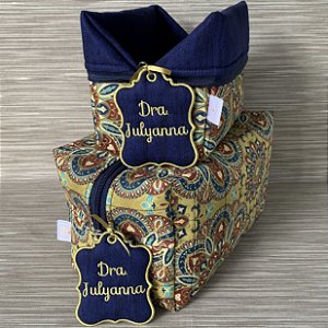 Necessaire Box tamanho grande, em tecido, com etiqueta bordada.