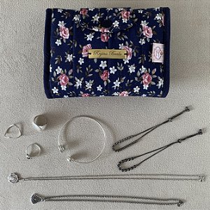 Porta Bijuterias em tecido e material sintético.