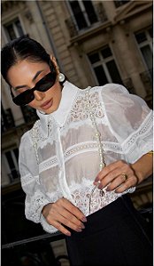 Camisa em Organza Off e Calça Alfaiataria Preto