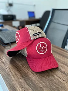 Boné Os Trajados Vermelho
