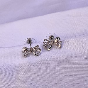 Brinco ouro branco lacinho