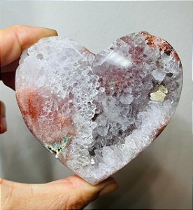 Coração em ametista rosa com drusa