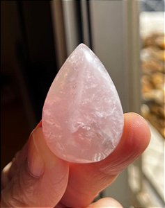 Gota cabochão em quartzo rosa EXTRA