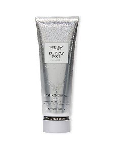 Loção Hidratante Corporal Runway Pose Shimmer Victoria’s Secret 236ml Fashion Show