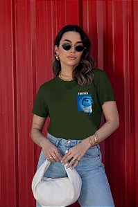 T-SHIRT TRISTEZA DIVERTIDAMENTE DTF VERDE MILITAR