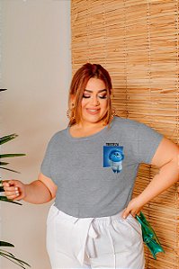 T-SHIRT PLUS SIZE TRISTEZA DIVERTIDAMENTE DTF CINZA XG