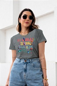 T-SHIRT IT'S OKAY DIVERTIDAMENTE DTF CINZA