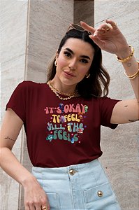 T-SHIRT IT'S OKAY DIVERTIDAMENTE DTF MARSALA