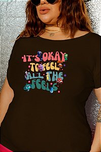 T-SHIRT PLUS SIZE IT'S OKAY DIVERTIDAMENTE DTF CHOCOLATE XG