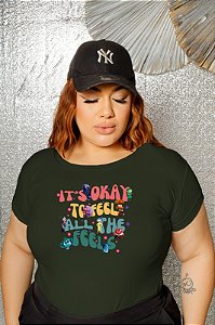 T-SHIRT PLUS SIZE IT'S OKAY DIVERTIDAMENTE DTF VERDE MILITAR XG