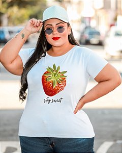 T-SHIRT PLUS SIZE MORANGO STAY SWEET DTF BRANCO XG