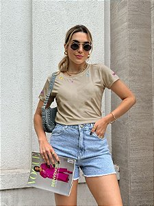 T-SHIRT BORBOLETAS COLORIDAS DTF BEGE