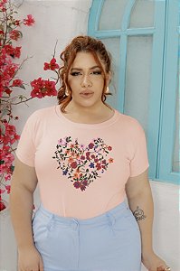 T-SHIRT PLUS SIZE FLORES CORAÇÃO DTF ROSA BEBÊ XG