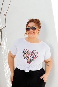 T-SHIRT PLUS SIZE FLORES CORAÇÃO DTF BRANCO XG