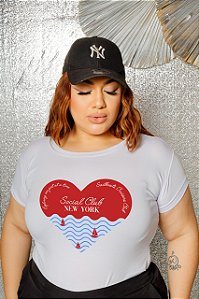 T-SHIRT PLUS SIZE ONDAS CORAÇÃO NEW YORK DTF BRANCO XG