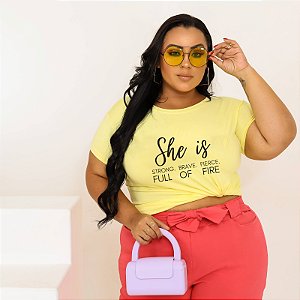 T-SHIRT PLUS SIZE SHE IS DTF AMARELO BEBÊ XG