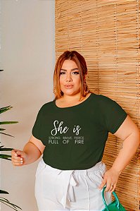 T-SHIRT PLUS SIZE SHE IS DTF VERDE MILITAR XG