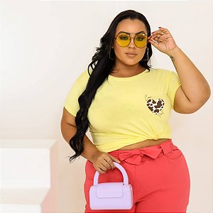T-SHIRT PLUS SIZE COW PRINT CORAÇÃO DTF AMARELO BEBÊ XG