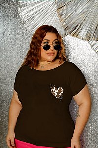 T-SHIRT PLUS SIZE COW PRINT CORAÇÃO DTF CHOCOLATE XG