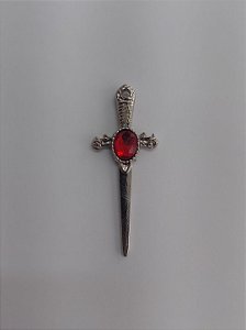 Pingente Punhal - Prateado- Detalhe Vermelho