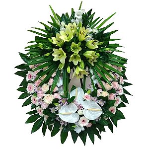 Coroa de Flores Com Lírios amarelos, Flores do Campo selecionadas e Antúrios Brancos