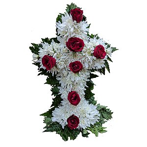 Cruz de Flores Naturais, Formato adaptado. Cor predominante branca com Rosas Vermelhas.
