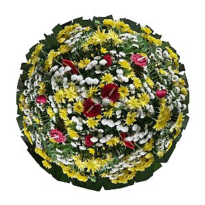 Coroa de Flores Com Antúrios Vermelho, Flores de campo Amarelas e Crisântemos Brancos.