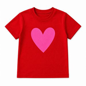 Camiseta vermelha com coração rosa