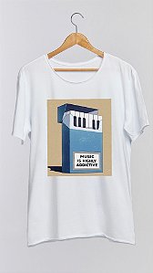 Camiseta MUSIC IS HIGHLY ADDICTIVE - 100% algodão corte a fio branca